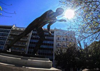 Καιρός σήμερα: Ζέστη, τοπικές καταιγίδες και άνεμοι μέχρι 7 μποφόρ