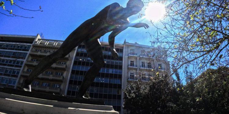 Καιρός σήμερα: Ζέστη, τοπικές καταιγίδες και άνεμοι μέχρι 7 μποφόρ