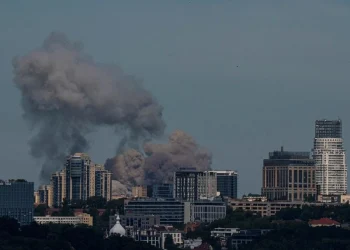 Πυκνός καπνός στον ουρανό του Κιέβου από τους ρωσικούς βομβαρδισμούς AP Photo/ Evgeniy Maloletka