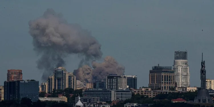 Πυκνός καπνός στον ουρανό του Κιέβου από τους ρωσικούς βομβαρδισμούς AP Photo/ Evgeniy Maloletka
