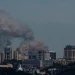 Πυκνός καπνός στον ουρανό του Κιέβου από τους ρωσικούς βομβαρδισμούς AP Photo/ Evgeniy Maloletka