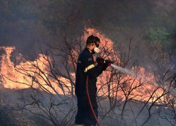 Φωτιά στην Αττική: Ανεξέλεγκτο το πύρινο μέτωπο