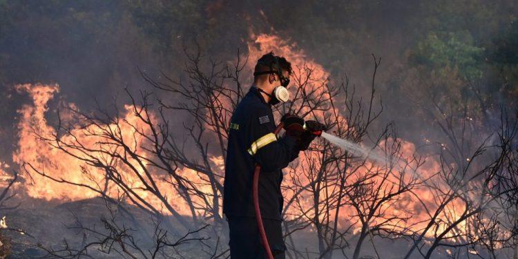Φωτιά στην Αττική: Ανεξέλεγκτο το πύρινο μέτωπο