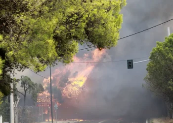 Από το πύρινο μέτωπο της φωτιάς στην Αττική INTIME NEWS