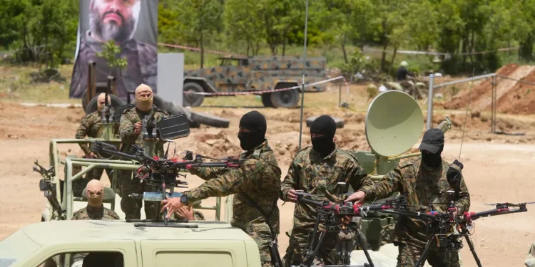 Μαχητές της Χεζμπολάχ σε στρατιωτική άσκηση με drones στο νότιο Λίβανο AP Photo/Hassan Ammar, File