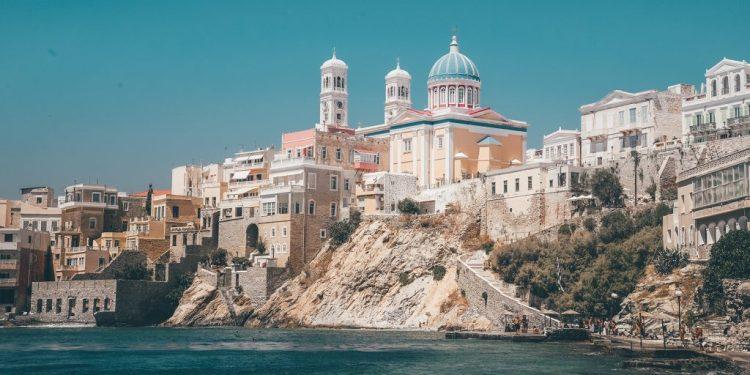 Σύρος: Η Ερμούπολη είναι το πιο φιλόξενο μέρος στην Ευρώπη και η Telegraph μας… φανερώνει τα «μυστικά» της