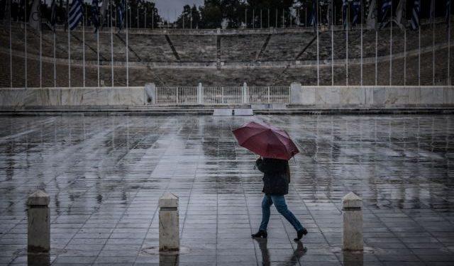Η κακοκαιρία έφτασε στην Αττική: Έντονη βροχή στα βόρεια προάστια της Αθήνας [βίντεο]
