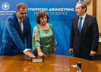 DIKASTIKO.GR / ΔΕΥΤΕΡΟ ΘΕΜΑ / Καθηκοντα συμβουλων της Ενιαιας Αρχης Δημοσιων Συμβασεων αναλαμβανουν δυο επιτιμοι δικαστικοι λειτουργοι – Η ορκωμοσια ενωπιον του Ι. Μπουγα