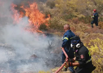 Ανεξέλεγκτη η φωτιά – Εκκενώσεις σε Πεντέλη, Πάτημα Χαλανδρίου και Βριλησσίων – Κάηκαν σπίτια