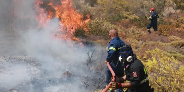 Ανεξέλεγκτη η φωτιά – Εκκενώσεις σε Πεντέλη, Πάτημα Χαλανδρίου και Βριλησσίων – Κάηκαν σπίτια