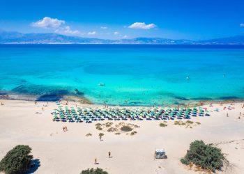 Γαϊδουρονήσι: Ένα νησί-μινιατούρα με θαλασσόκεδρους, απολιθωμένα κοχύλια και εξωτικά νερά