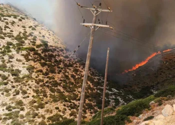 Φωτιά στους Φούρνους Ικαρίας: Επεκτείνεται το μέτωπο, ώρες αγωνίας