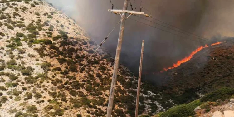 Φωτιά στους Φούρνους Ικαρίας: Επεκτείνεται το μέτωπο, ώρες αγωνίας