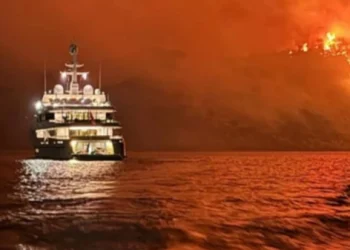 Φωτιά στην Ύδρα: Ομολόγησε ο καπετάνιος της θαλαμηγού ότι εκείνος πέταξε τα πυροτεχνήματα