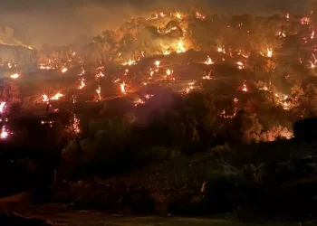 Νότιο Ρέθυμνο: Ολονύχτια μάχη με τις αναζωπυρώσεις και τους ανέμους