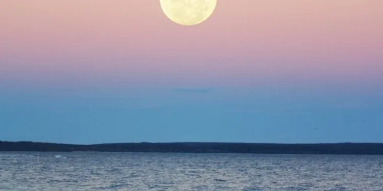 Υπερπανσέληνος Αυγούστου: Πώς θα απολαύσουμε με τον καλύτερο τρόπο το μεγαλύτερο φεγγάρι των τελευταίων χρόνων