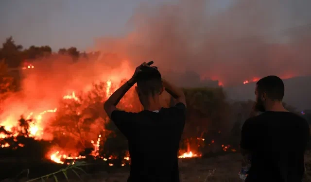 H φωτιά στον Βαρνάβα πέρασε στο Πεντελικό Όρος – Σηκώθηκαν εναέρια μέσα