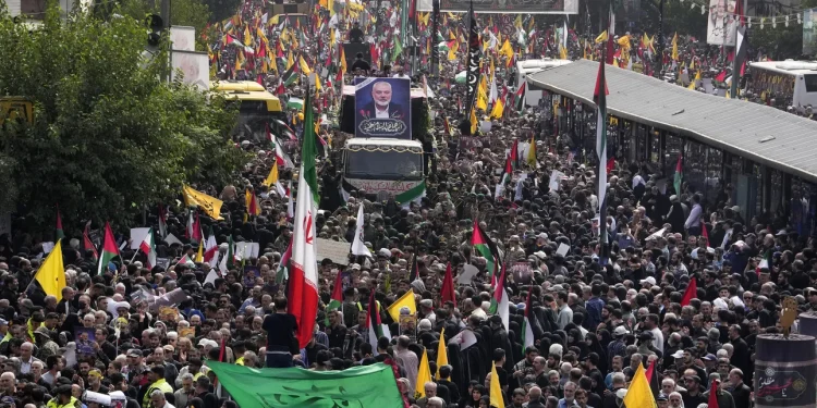 Λαοθάλασσα στην κηδεία του Ισμαήλ Χανίγια στην Τεχεράνη / Φωτογραφία