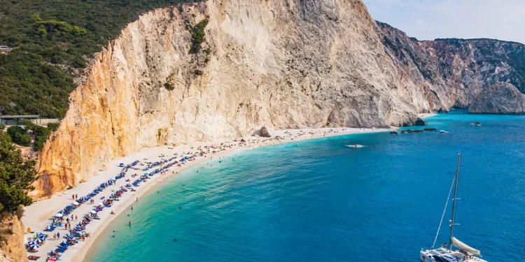 Στην Λευκάδα θα βρεις από τις πιο εντυπωσιακές παραλίες της Ελλάδας – Δείτε φωτογραφίες