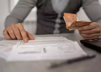 Οφειλές στο Δημόσιο: Σχεδόν 29.000 άτομα και επιχειρήσεις χρωστούν το 70% του ΑΕΠ της Ελλάδας