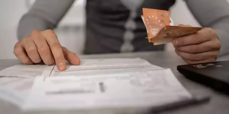 Οφειλές στο Δημόσιο: Σχεδόν 29.000 άτομα και επιχειρήσεις χρωστούν το 70% του ΑΕΠ της Ελλάδας