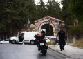 Κερατσίνι: Χειροβομβίδες, 1 περίστροφο και 1 γκλοπ περιείχε το τσαντάκι που πέταξαν οι δράστες μετά την καταδίωξη