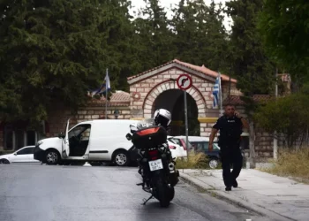 Κερατσίνι: Χειροβομβίδες, 1 περίστροφο και 1 γκλοπ περιείχε το τσαντάκι που πέταξαν οι δράστες μετά την καταδίωξη