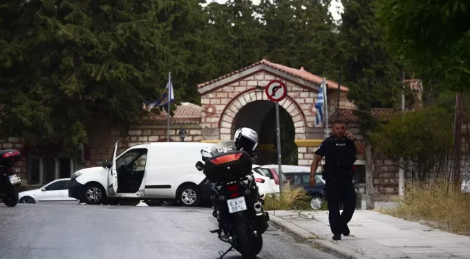 Κερατσίνι: Χειροβομβίδες, 1 περίστροφο και 1 γκλοπ περιείχε το τσαντάκι που πέταξαν οι δράστες μετά την καταδίωξη