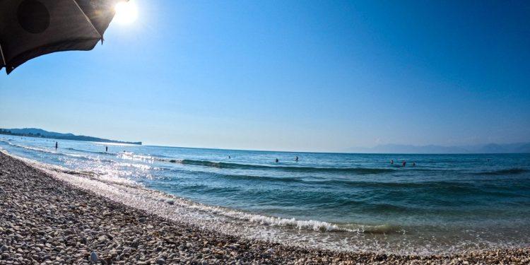 Καιρός: Επιμένουν οι υψηλές θερμοκρασίες και τα μελτέμια