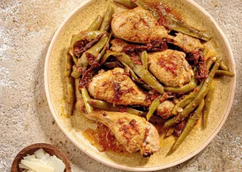 Κοπανάκια κοτόπουλου με φασολάκια και λιαστή ντομάτα