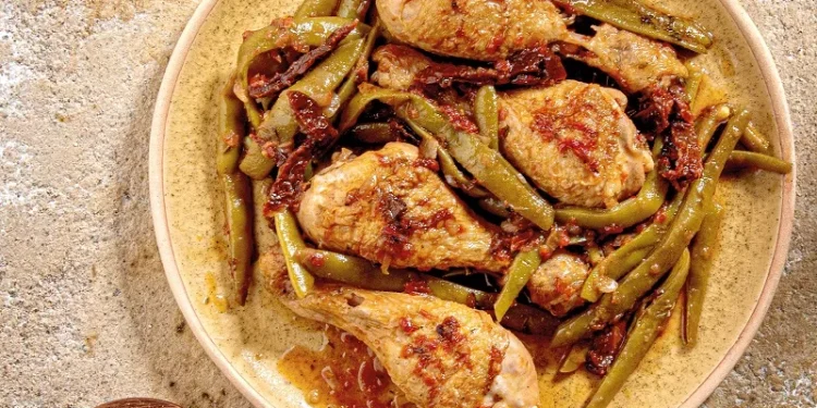 Κοπανάκια κοτόπουλου με φασολάκια και λιαστή ντομάτα