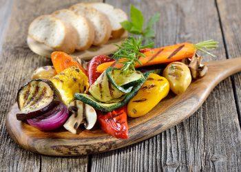 Ψητά Λαχανικά στη Σχάρα με Φάβα Σαντορίνης , Σάλτσα Μουστάρδα και Chimichurri