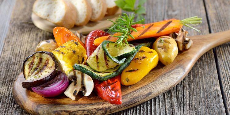 Ψητά Λαχανικά στη Σχάρα με Φάβα Σαντορίνης , Σάλτσα Μουστάρδα και Chimichurri