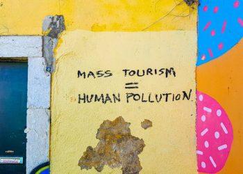 Υπερτουρισμός: Οι ευρωπαϊκές πόλεις που «πνίγονται» από τουρίστες – Τι συμβαίνει στην Ελλάδα