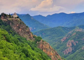 Μεταμόρφωση του Σωτήρος: Mε λαμπρότητα ο εορτασμός στην ομώνυμη Μονή του ιερού βράχου στην Πρασινάδα Δράμας