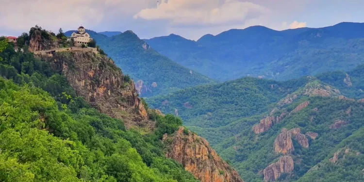 Μεταμόρφωση του Σωτήρος: Mε λαμπρότητα ο εορτασμός στην ομώνυμη Μονή του ιερού βράχου στην Πρασινάδα Δράμας