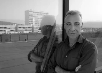 Ο Μίνως Μάτσας “ενώνει” το ρεμπέτικο με το Fado, το Tango και τα Blues