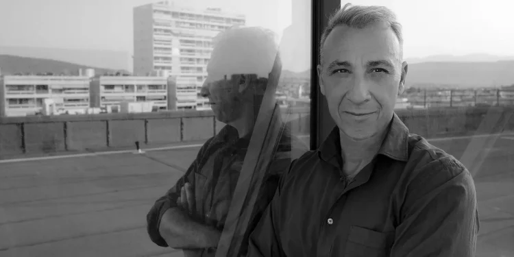 Ο Μίνως Μάτσας “ενώνει” το ρεμπέτικο με το Fado, το Tango και τα Blues