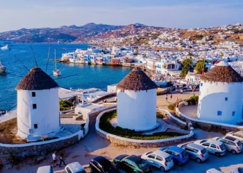 Μύκονος: Η μείωση των αφίξεων από το εξωτερικό και η πτώση του τζίρου στα καταλύματα και την εστίαση πλήττουν τον δημοφιλή προορισμό