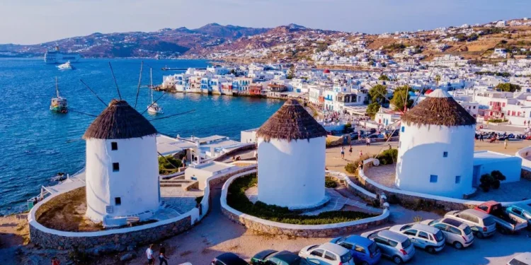 Μύκονος: Η μείωση των αφίξεων από το εξωτερικό και η πτώση του τζίρου στα καταλύματα και την εστίαση πλήττουν τον δημοφιλή προορισμό