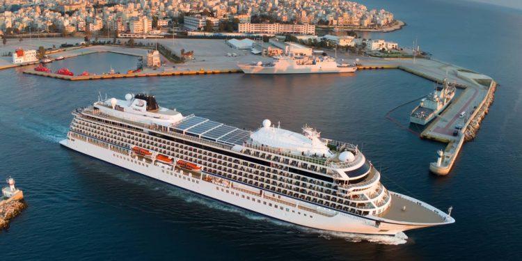 Κρουαζιερόπλοιο αναχωρεί από το λιμάνι του Πειραιά / ΙΝΤΙΜΕ - ΧΑΛΚΙΟΠΟΥΛΟΣ ΝΙΚΟΣ