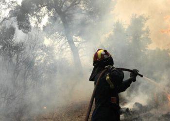 ΕΠΕ: Οδηγίες προστασίας από την έκθεση στον καπνό και τα αιωρούμενα σωματίδια