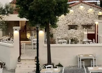 Ένας χορευτής έχει φτιάξει μια ταβέρνα στην Κερατέα, με αυλή που μοιάζει σαν σκηνικό ταινίας της Φίνος Φιλμ