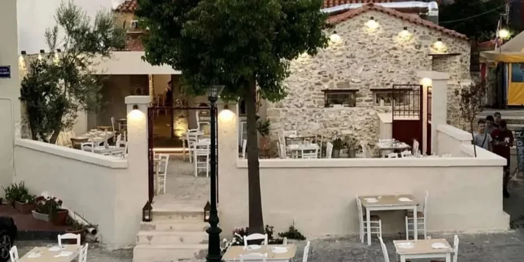 Ένας χορευτής έχει φτιάξει μια ταβέρνα στην Κερατέα, με αυλή που μοιάζει σαν σκηνικό ταινίας της Φίνος Φιλμ