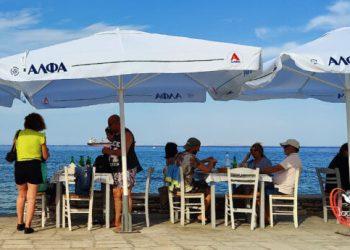 Εστίαση: «Μαχαίρι» στις δαπάνες των διακοπών – Η εικόνα στα νησιά