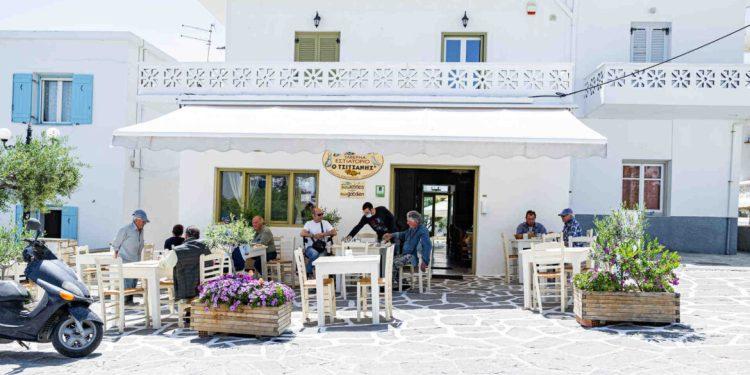 «Ο Τσιτσάνης»: μια ταβέρνα από το 1969 στον Πρόδρομο της Πάρου