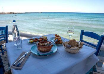 Φαγητό δίπλα στη θάλασσα λευκό κρασί, πουγκί λιαστής ντομάτας με γραβιέρα, κολοκυθοκεφτέδες και μελιτζάνα σε πήλινο/Photo: Μιχάλης Λαπαρδάς