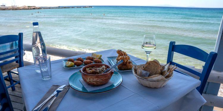 Φαγητό δίπλα στη θάλασσα λευκό κρασί, πουγκί λιαστής ντομάτας με γραβιέρα, κολοκυθοκεφτέδες και μελιτζάνα σε πήλινο/Photo: Μιχάλης Λαπαρδάς