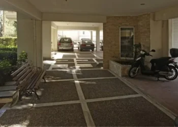 Το Νομικό Πλαίσιο για την Πιλοτή Πολυκατοικίας: Επίκεντρο οι Ανοικτές Θέσεις Στάθμευσης