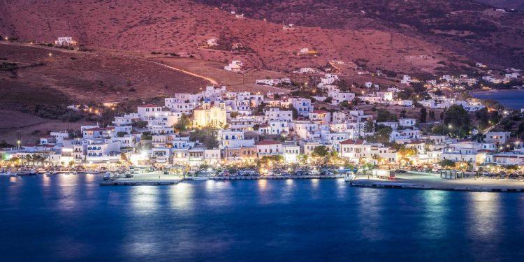 Στην Άνδρο, κάθε κύμα έχει τη δική του ιστορία, όπως και κάθε πέτρα στους παλιούς της δρόμους (Video)